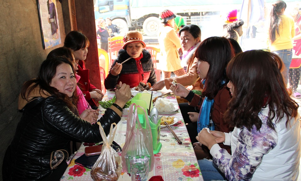 “Chen chân” ở chợ vùng biên trong kỳ nghỉ lễ - 13 Đến với chợ biên Nậm Cắn du khách được thưởng thức nhiều món ăn đặc sản của bà con dân bản.