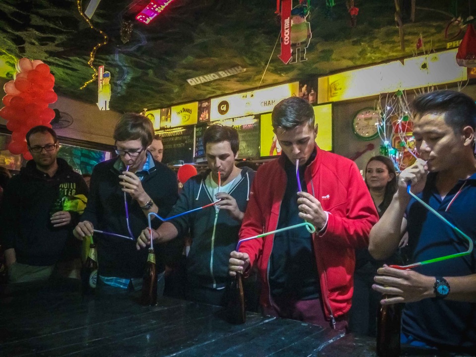 Nhiều hoạt động hấp dẫn thu hút các du khách nước ngoài ở các quán bar tại phố Tây Huế