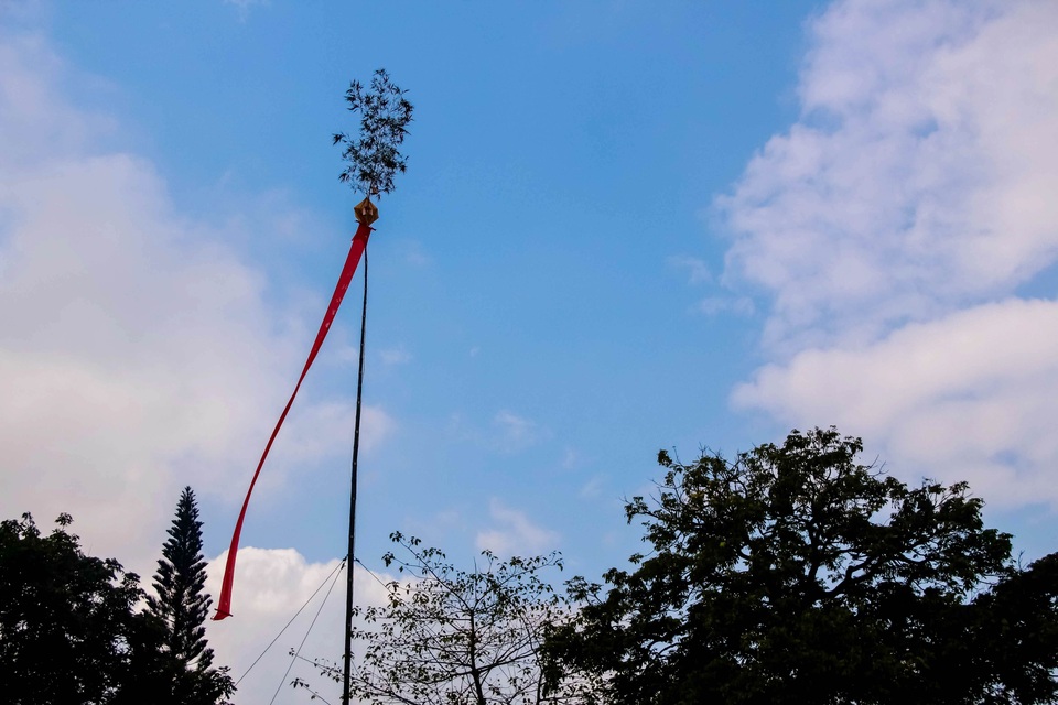 Đón tết cùng lễ dựng nêu tại Hoàng cung Huế - 14 Cây nêu đã được dựng lên trong nắng gió mùa xuân. Cây nêu trong Hoàng cung Huế là biểu tượng cho sự may mắn với mong muốn mưa thuận gió hòa trong năm mới Đinh Dậu 2017