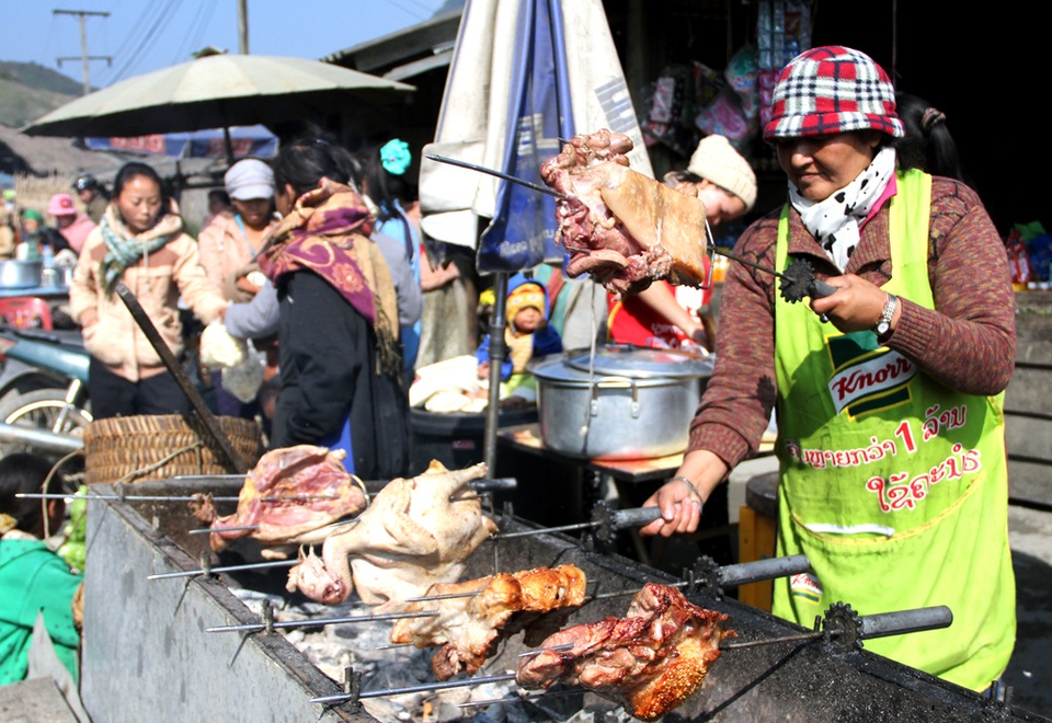 “Chen chân” ở chợ vùng biên trong kỳ nghỉ lễ - 12 Lợn nít nướng và gà nướng chỉ một lần ăn là nhớ mãi.