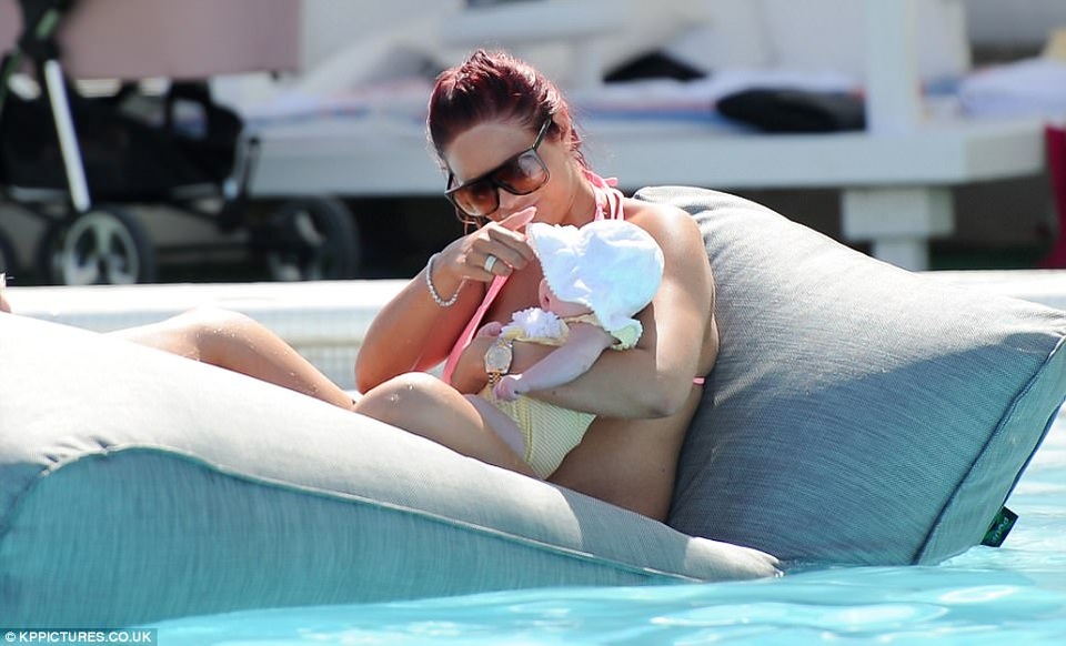 Amy Childs tự tin diện áo tắm sau 2 tháng sinh nở - 5
Bradley Wright và Amy Childs chia tay chỉ vài tuần sau khi con gái chào đời