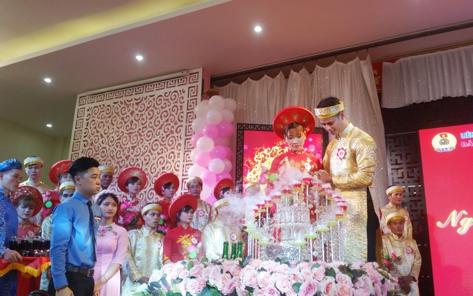 Ý nghĩa đám cưới tập thể lần đầu tiên cho công nhân khó khăn ở Huế - 10 Các cặp đôi rót rượu mừng