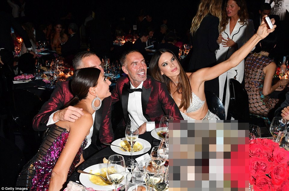 
Họ cũng có buổi tiệc tối vui vẻ bên nhau
