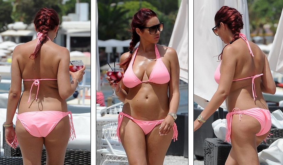 Amy Childs tự tin diện áo tắm sau 2 tháng sinh nở - 6
Amy Childs tiết lộ, cô thấy bạn trai cũ không phải là người hết lòng vì con cái. Tôi nghĩ Bradley không phải ông bố tốt - tôi mong những điều tốt nhất cho con nhưng khi con khóc vào ban đem, người thức dậy luôn là tôi.