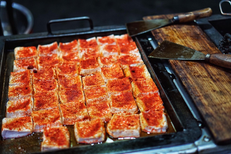 Hàng quán ăn vặt mang lại cảm giác ấm cúng thân quen cho du khách