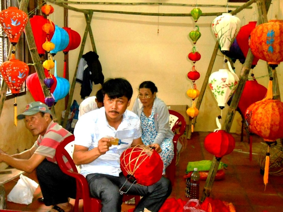 Nét hấp dẫn riêng của những làng nghề truyền thống ở Hội An - 16 Nhìn chiếc đèn lồng trông giản đơn nhưng để làm nên chiếc đèn lồng xinh xắn, hoàn hảo là cả một quá trình đòi hỏi sự tỉ mẩn, từ khâu thiết kế hình dáng đến chọn nguyên liệu, màu sắc, tranh vẽ và cả kỹ thuật lắp ghép…