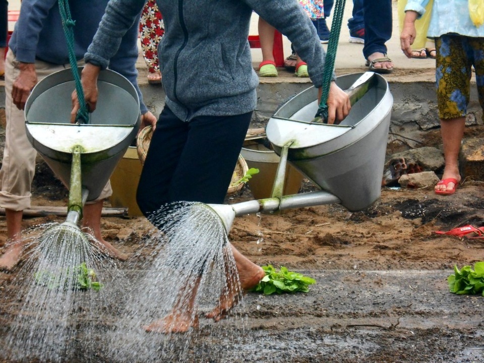 Độc đáo lễ hội cầu bông ở làng rau hơn 500 tuổi - 18 Những bàn tay nhà nông thoăn thoắt bón rong nuôi đất và gieo mầm. Một khoảng vườn mới với những luống rau đều tăm tắp hiện ra như vừa có một phép màu