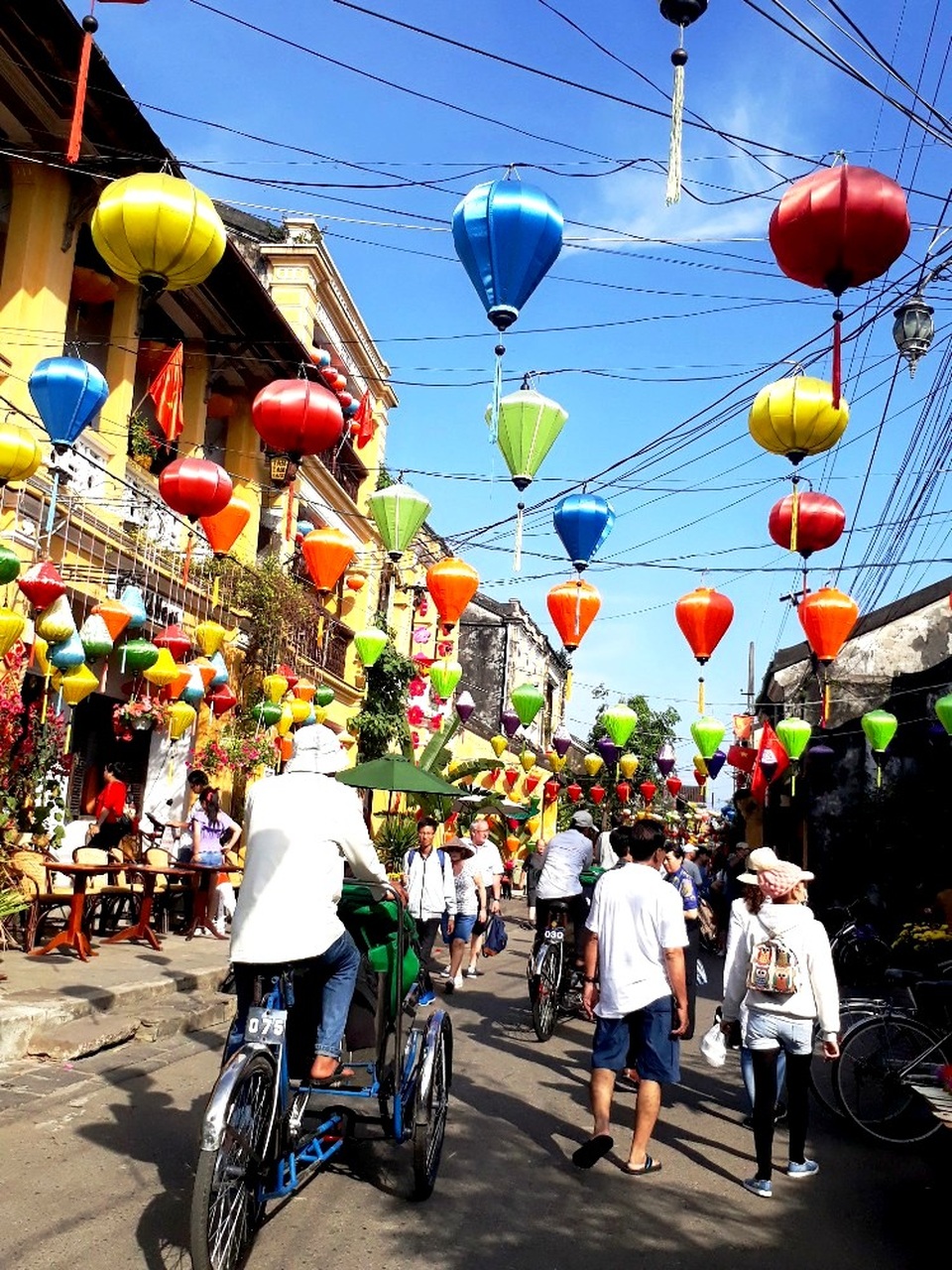 Nét hấp dẫn riêng của những làng nghề truyền thống ở Hội An - 17 Đèn lồng được trang hoàng khắp các con phố, nhà hàng…