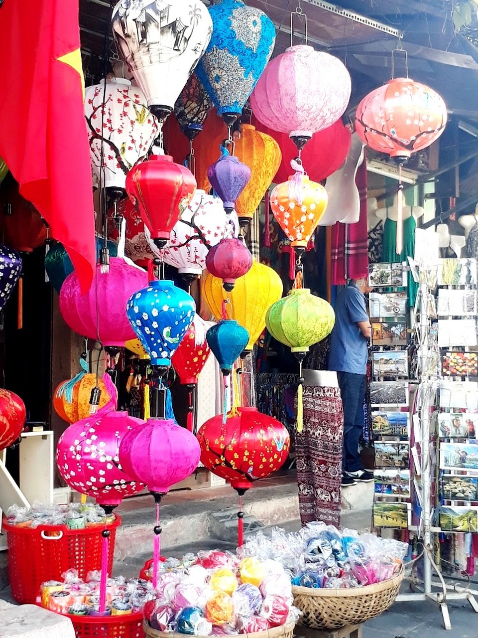 Nét hấp dẫn riêng của những làng nghề truyền thống ở Hội An - 18 Những chiếc đèn lồng rực rỡ lung linh ở phố cổ Hội An là một “đặc sản” của đô thị cổ, là một phần tạo nên hình thức, không gian và hồn phố cổ Hội An