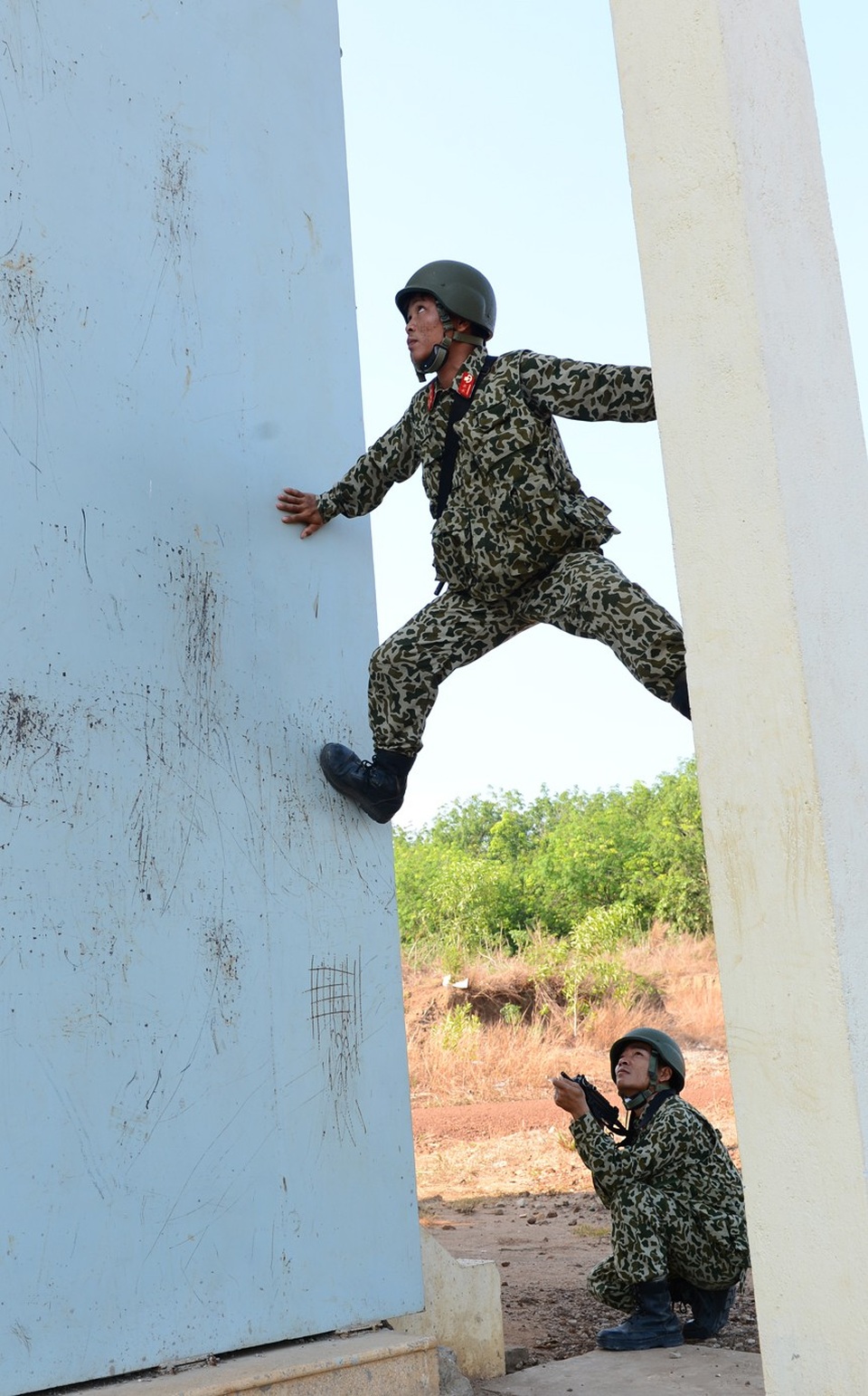 Bộ đội đặc công lấy họng "chọi" mũi giáo, dùng răng kéo ô tô - 8 Bộ đội đặc công lấy họng "chọi" mũi giáo, dùng răng kéo ô tô - 8