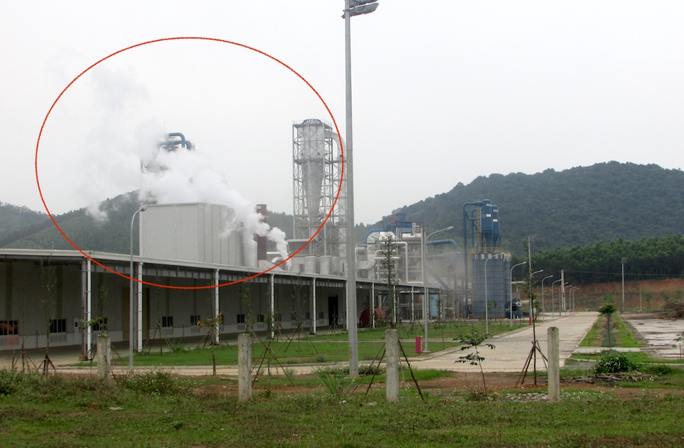  Cột khói thải ra từ phía nhà máy chế biến gỗ Nghệ An.