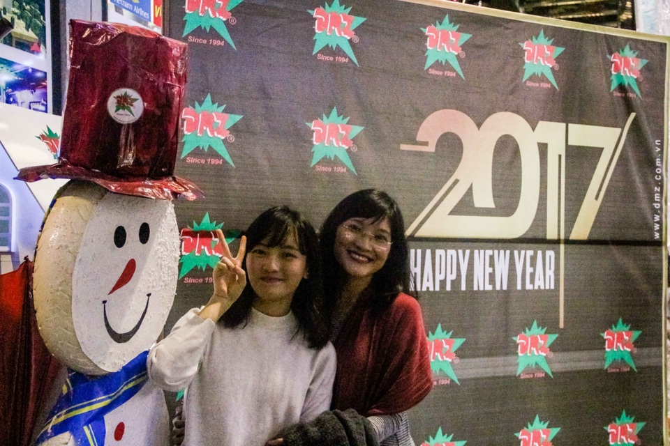 Khách Tây rộn ràng đón năm mới trong mưa lạnh tại Huế - 6