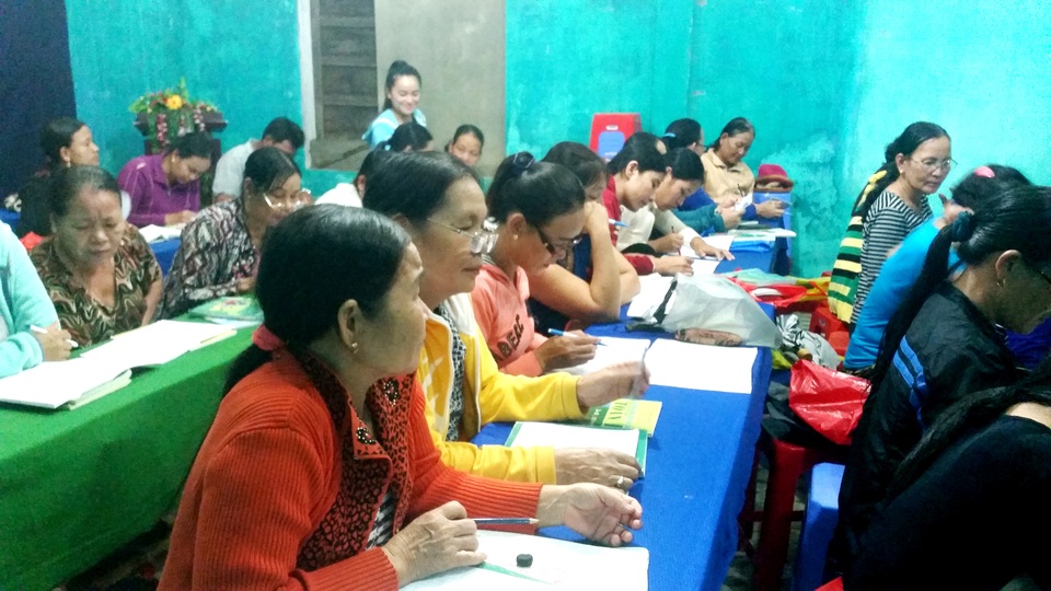 Lớp học xóa mù chữ miễn phí giữa vùng sóng nước - 2 Những “học sinh” lớn tuổi chăm chú nghe cô giảng bài