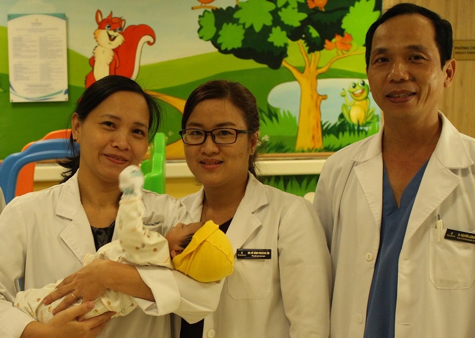 Cứu sống bệnh nhi sơ sinh mắc nhiều dị tật tim bẩm sinh nặng - 2 Bé Connor được cứu sống nhờ ca mổ thành công và bàn tay chăm sóc tận tụy của nhiều bác sĩ, điều dưỡng tại bệnh viện.