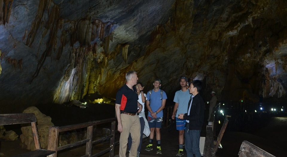 Đại sứ Mỹ thăm động Thiên Đường, chinh phục Sơn Đoòng - 2
Đại sứ Mỹ Ted Osius cho biết ông thực sự ngỡ ngàng trước vẻ đẹp tráng lệ và độc đáo của động Thiên Đường
