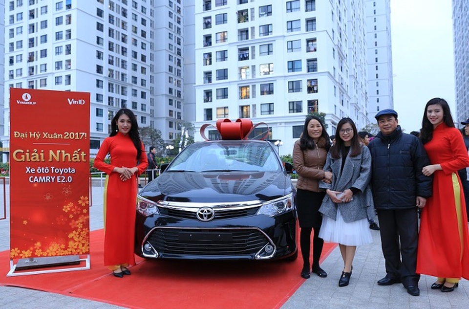 Vingroup trao thưởng gần 100 tỷ đồng chương trình Đại hỷ xuân 2017 - 1
Gia đình khách hàng trúng xe Camry E2.0 rạng rỡ bên lộc xuân mới.