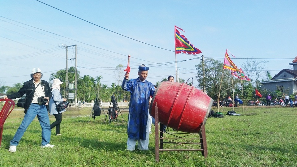 Người dân háo hức đi đu tiên tại làng Gia Viên - 3 Tiếng trống vang lên, hội đu tiên bắt đầu