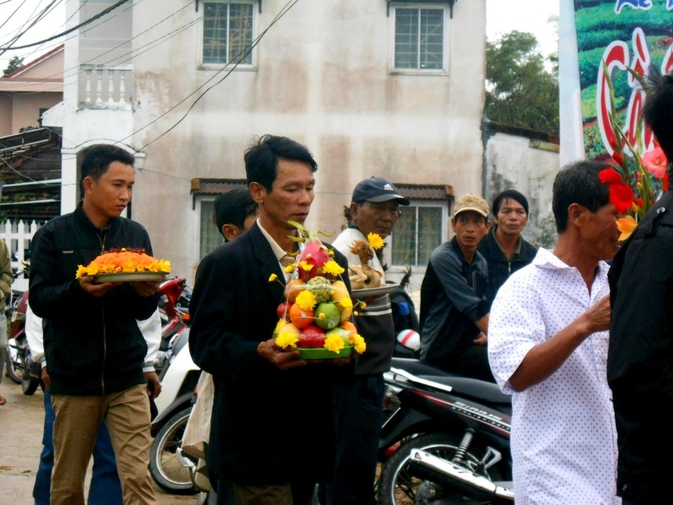 Độc đáo lễ hội cầu bông ở làng rau hơn 500 tuổi - 3 Các tổ trong thôn Trà Quế đưa lễ vật đến kính dâng lên các vị tiền hiền