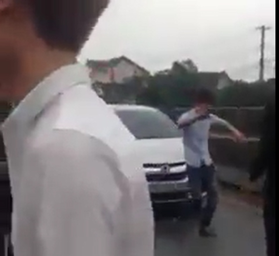 Nhóm thanh niên kéo nhau ra “quẩy” giữa quốc lộ - 2 Nhảy múa ngay trước đầu xe ô tô đang đi trên đường (Ảnh cắt từ clip)