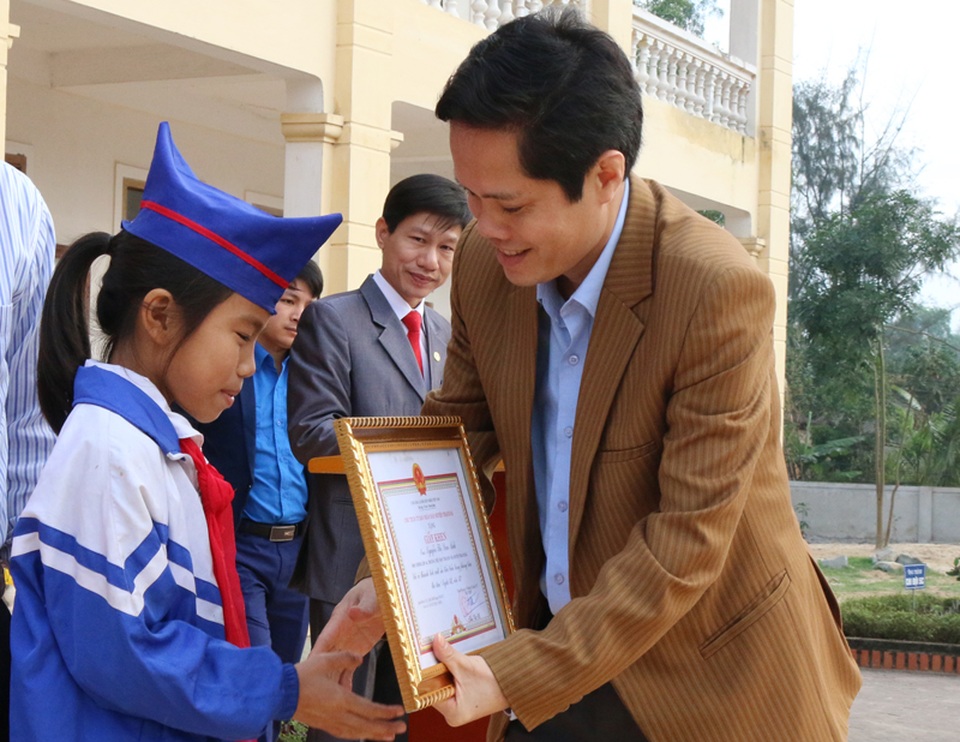 Tuyên dương học sinh lớp 4 trả 40 triệu đồng cho người đánh rơi - 3 Đại diện UBND huyện Thạch Hà trao Giấy khen của Chủ tịch huyện cho học sinh Nguyễn Thị Lan Anh