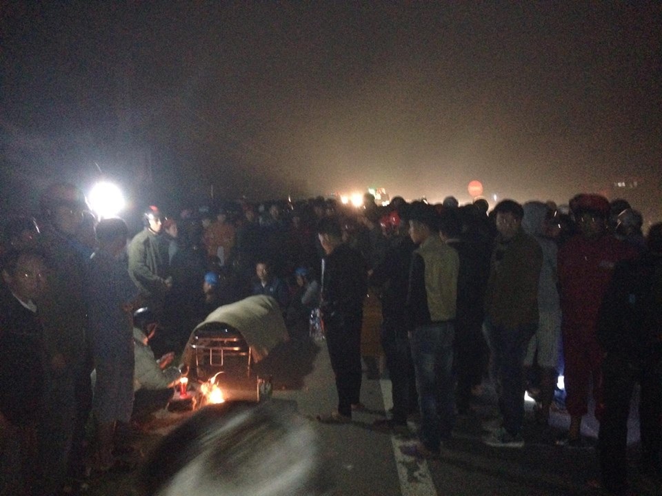 Rất đông người dân ra đường theo dõi vụ việc