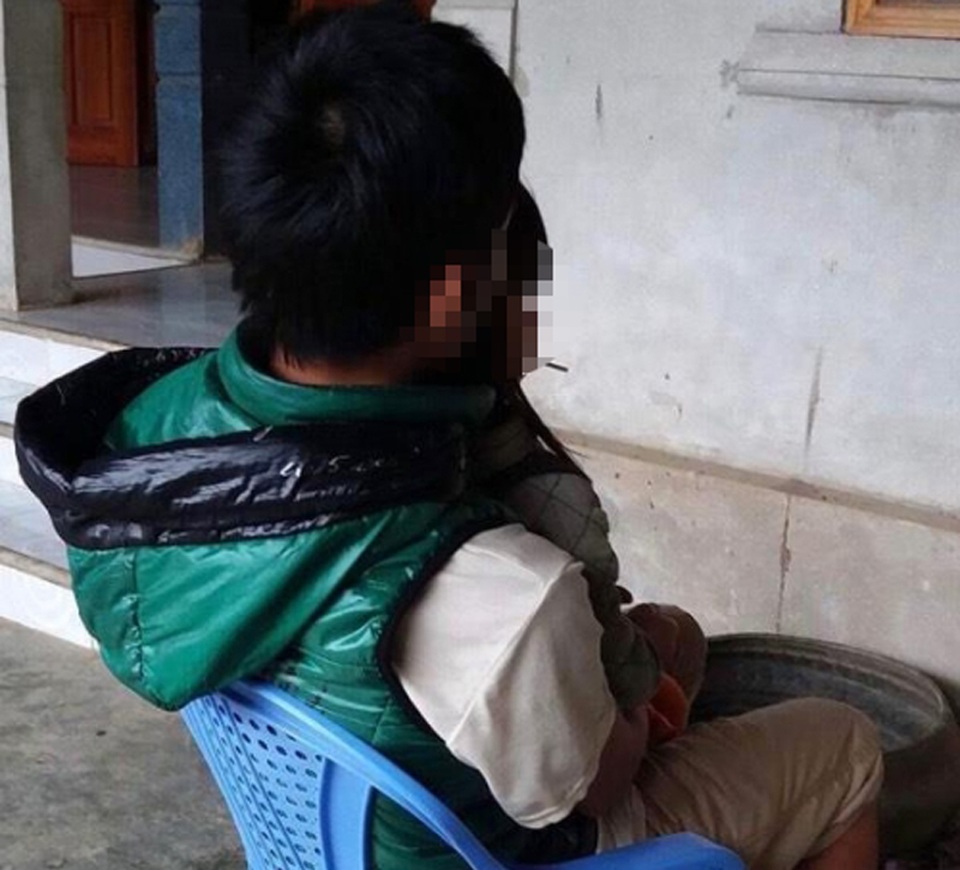 Làm rõ vụ bé gái 5 tuổi bị nghi phạm 15 tuổi là hàng xóm xâm hại - 1 Gia đình cháu H. đau xót và phẫn nộ trước sự việc xảy ra với đứa con của họ (Ảnh: Hồ Thắng )
