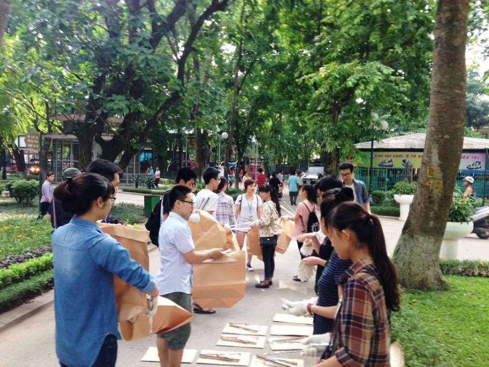 Nhặt rác vì môi trường - hành động nhỏ, ý nghĩa lớn - 1 Kẹp nhặt rác, bao tay, túi giấy được trang bị cho các bạn tình nguyện viên.