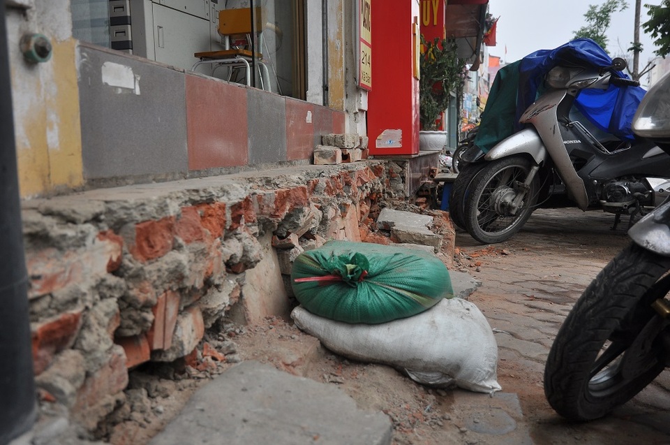 Sau khi tháo dỡ bậc tam câp, nhiều gia đình ở Xã Đàn có nền nhà cao hơn mặt đường gần 1m phải kê bao cát làm lối đi lại vào nhà