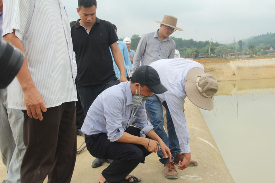 Vụ đập dâng chi chít đường nứt: “Vết nứt chưa nghiêm trọng” (!) - 1 Các thành viên trong đoàn công tác của Cục quản lý xây dựng công trình Bộ NN&PTNT kiểm tra cẩn thận các vết nứt đã được nhà thầu xử lí bằng chất phụ gia.
