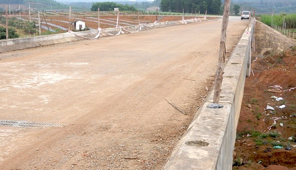 Cầu gần 30 tỷ chưa hoàn thành nhưng đã có dấu hiệu xuống cấp? - 2 Hệ thống biển báo an toàn giao thông cũng chưa có.