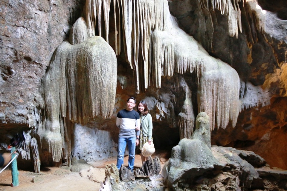 Chiêm ngưỡng vẻ đẹp lung linh của “dải ngân hà trong lòng núi” - 2 Du khách tham quan, khám phá vẻ đẹp của dải ngân hà trong lòng núi.