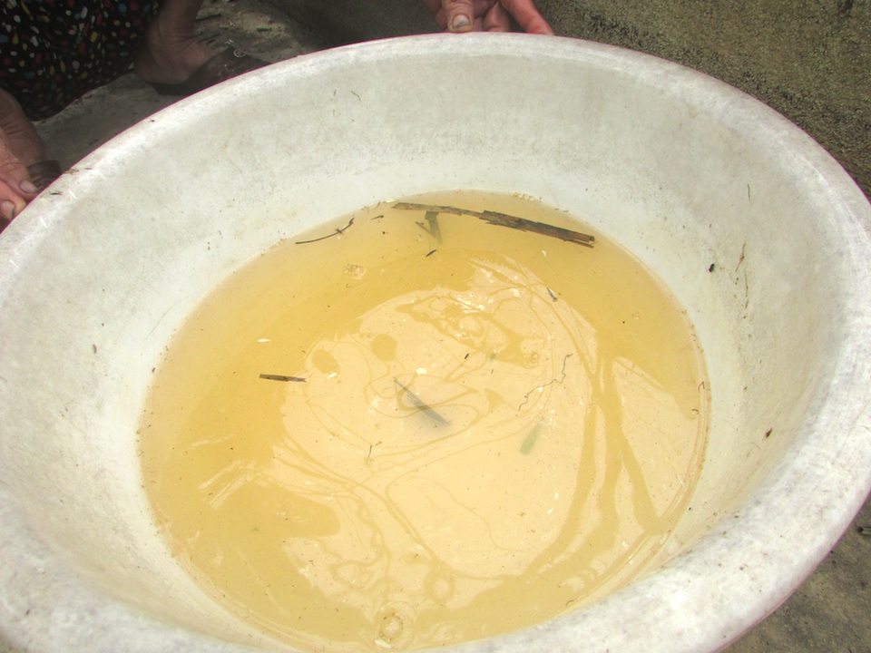 Sau khi nhà máy chế biến gỗ Nghệ An đi vào hoạt động, nước giếng của nhà bà Nguyễn Thị Tự bỗng chuyển màu vàng đục có mùi khét và váng bụi.