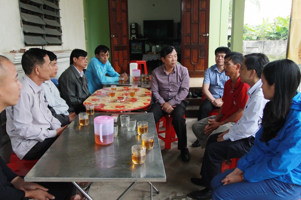 Sở GD&ĐT Nghệ An thăm viếng 2 học sinh bị sóng cuốn - 2
Lãnh đạo Sở GD&ĐT Nghệ An thăm viếng học sinh gặp nạn bị sóng biển cuốn Chia buồn, động viên gia đình sớm vượt qua nỗi đau thương, mất mát