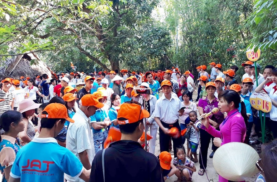 Ngành Du lịch Nghệ An đón đoàn khách đông kỷ lục với 1.300 người - 2 Ban tổ chức chương trình đưa gần 1.300 đại biểu từ Hà Nội đến Khu di tích đặc biệt Quốc gia Kim Liên - Nam Đàn.