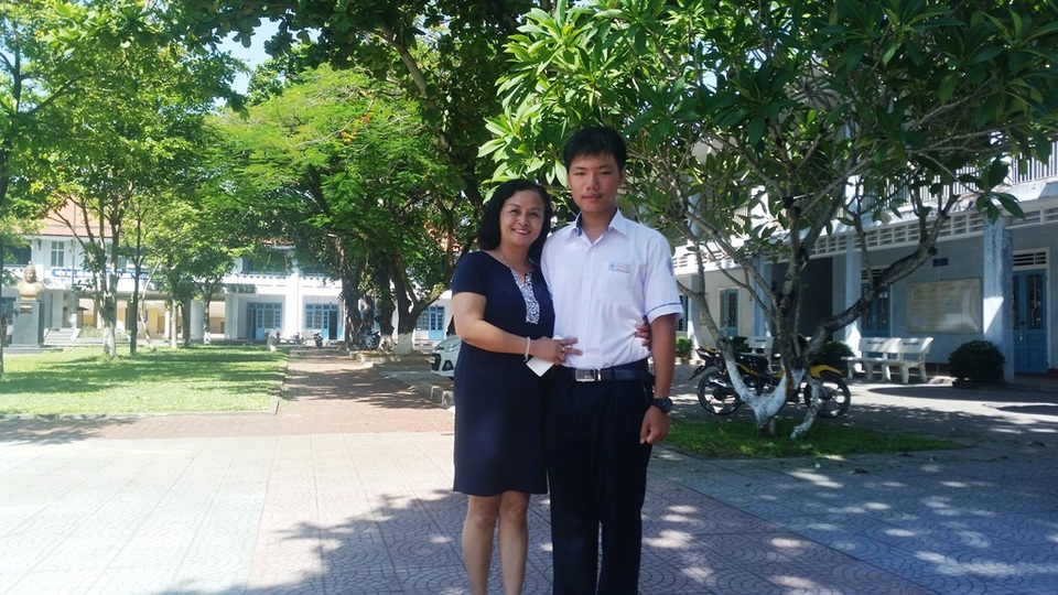 Thủ khoa 29,8 điểm khối B mơ ước làm bác sĩ chữa bệnh giúp người nghèo - 4 Cô Hoàng Thị Kiều Dung, Hiệu trưởng trường THPT Nguyễn Huệ chúc mừng tân thủ khoa tỉnh là học sinh trường - em Nguyễn Khoa Bảo