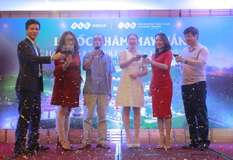 Bất ngờ khách hàng trúng thưởng hai siêu xe khi mua Villa FLC Hạ Long - 2 Bất ngờ khách hàng trúng thưởng hai siêu xe khi mua Villa FLC Hạ Long - 2