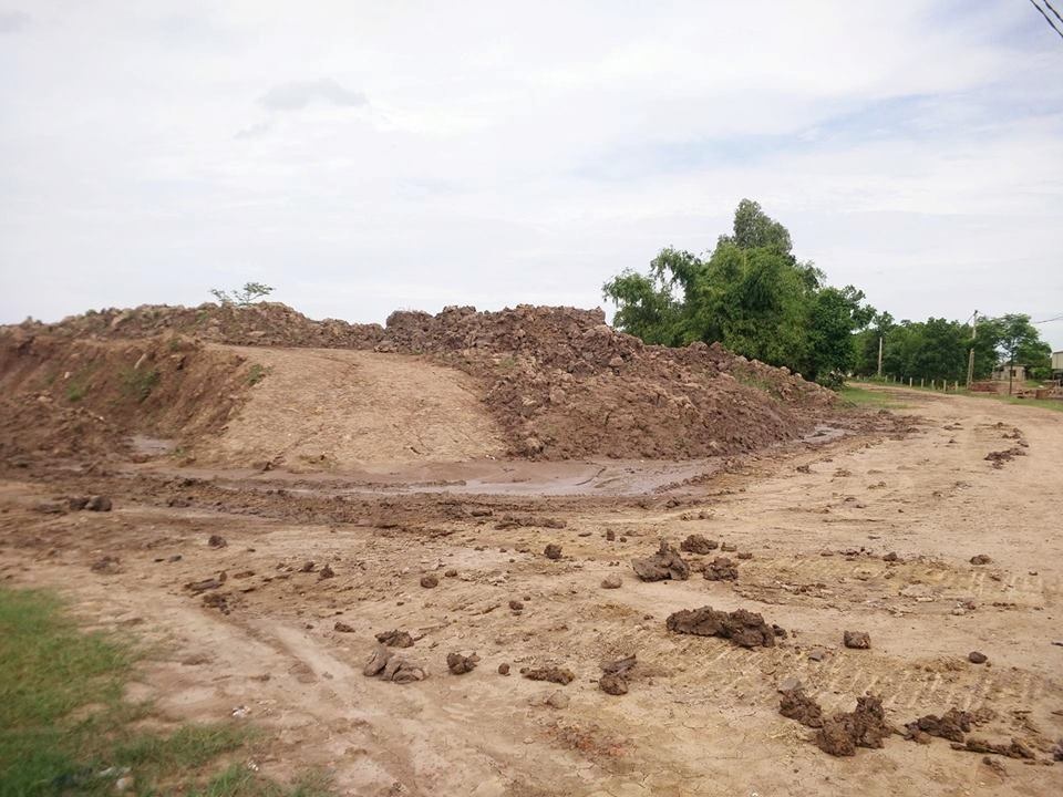 Ninh Bình: Nhà máy gạch chuyên… “biến hóa” đất ? - 4 Diện tích đất 9.674 m2 ngoài đê sông Vạc được UBND xã Khánh Dương cho công ty Trường Thành thầu làm bãi tập kết nguyên liệu.