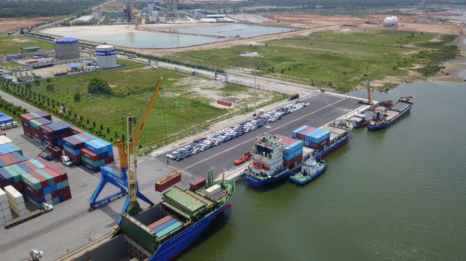 Xây dựng cảng Chu Lai thành trung tâm logistics của miền Trung - 2 Cảng Chu Lai có thể đón cùng một lúc 3 tàu vận tải 2 vạn tấn