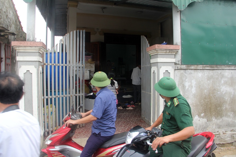 Cán bộ đến tận nhà kêu gọi, nhưng chủ gia đình này vẫn không chịu rời khỏi nhà.