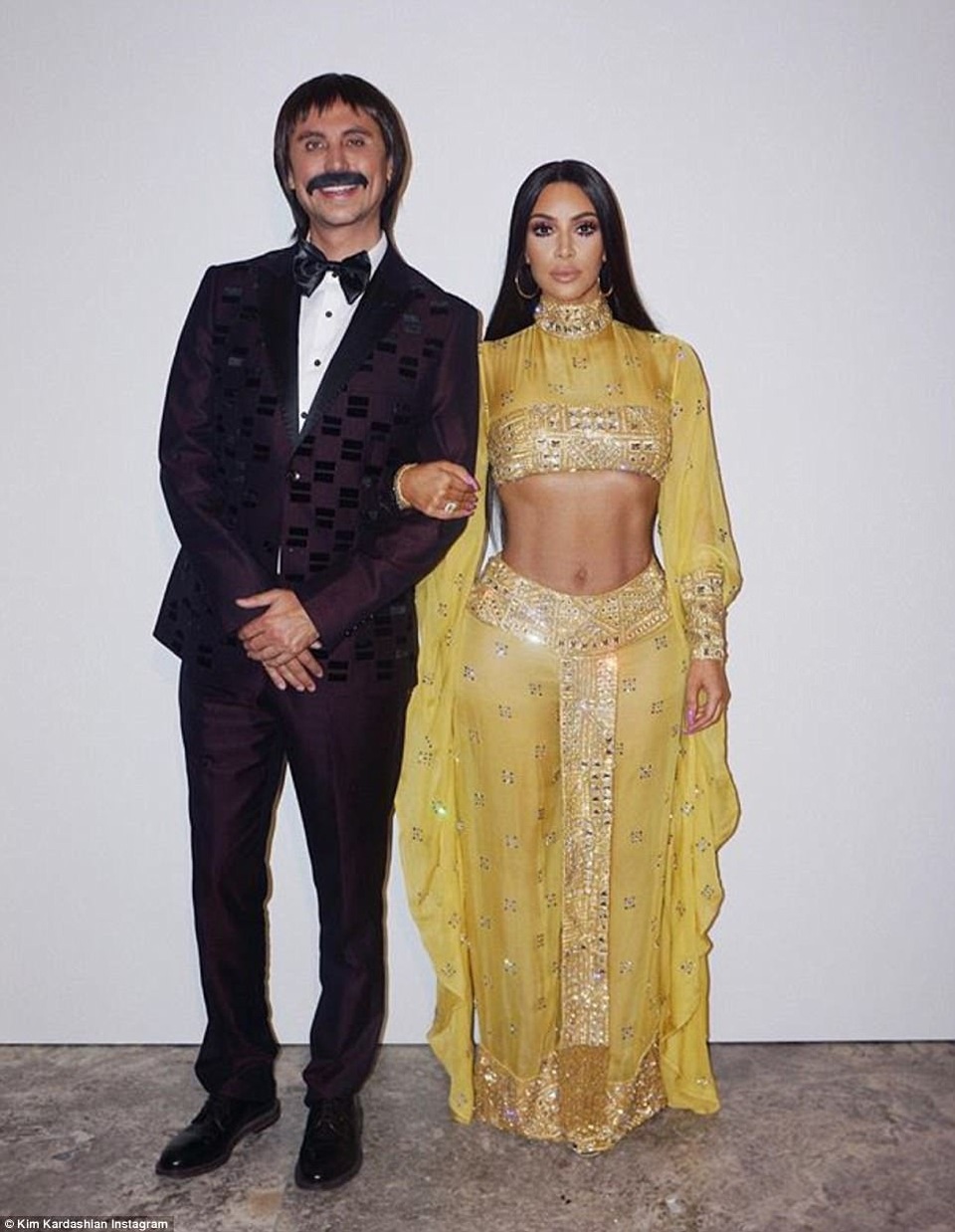 Sao tưng bừng đón lễ Halloween - 14
Kim Kardashian và bạn thân Jonathan Cheban hóa thành cặp sao đình đám một thời - Sonny - Cher