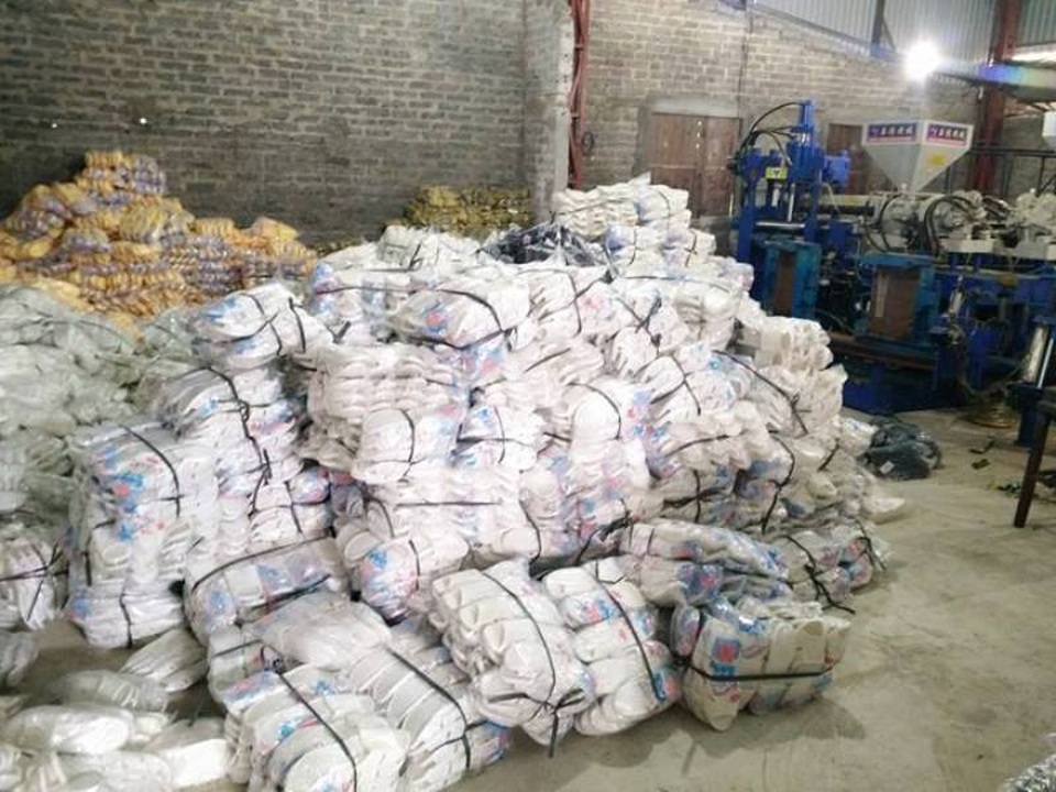 “Đóng cửa”, di dời xưởng tái chế nhựa 10 năm sản xuất giữa khu dân cư! - 2 Số lượng dép nhựa cơ sở sản xuất của ông Mãn làm tăng gấp đôi so với đề án được cấp phép.