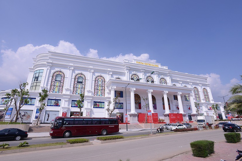 Vincom Retail chính thức niêm yết 1,9 tỷ cổ phiếu mã VRE - 2 Vincom Retail chính thức niêm yết 1,9 tỷ cổ phiếu mã VRE - 2