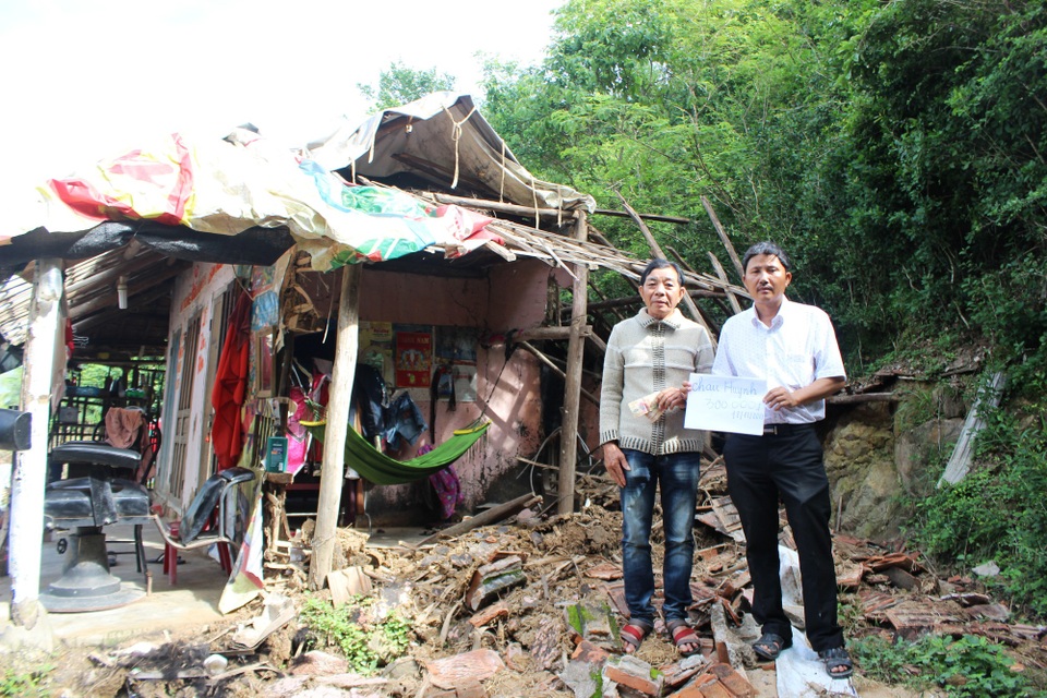 Thầy Mênh đại diện cho các mạnh thường quân trao quà cho 1 gia đình bị sập nhà do bão số 12