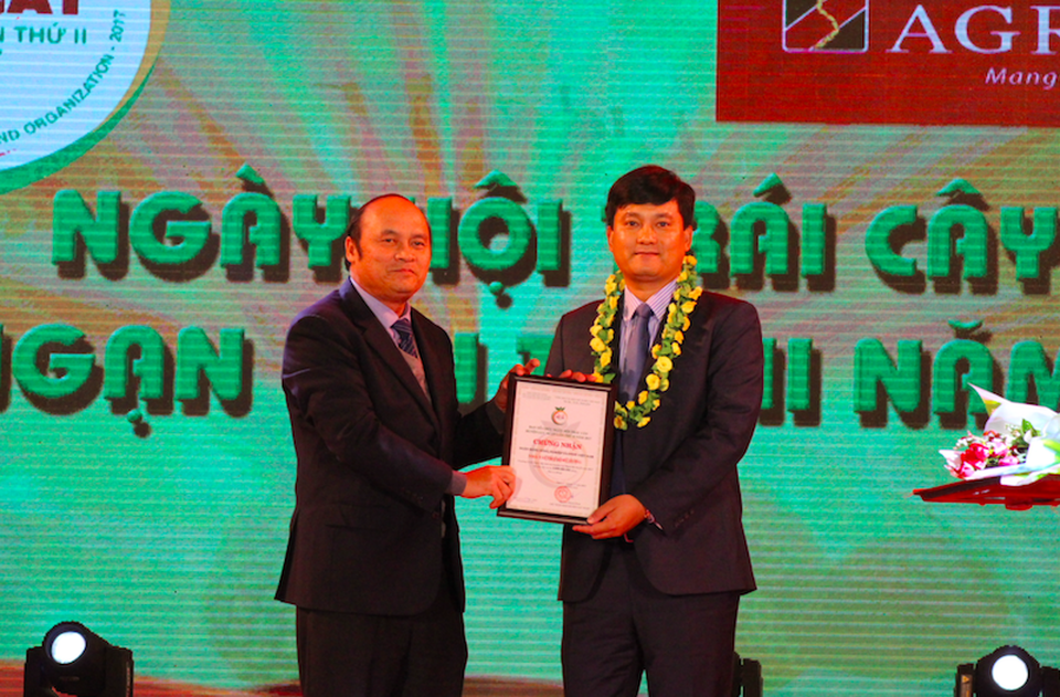 Bắc Giang: Khai mạc Ngày hội trái cây Lục Ngạn, tôn vinh nông dân, doanh nhân xuất sắc! - 3
15 nông dân, doanh nhân tiêu biểu trong sản xuất, tiêu thụ nông sản của huyện Lục Ngạn được Chủ tịch UBND tỉnh Bắc Giang Nguyễn Văn Linh tặng Bằng khen.