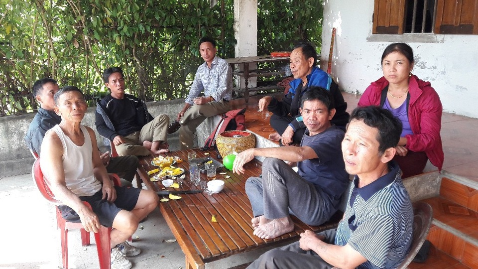 Vợ liệt sĩ rơi nước mắt khi gia đình bị cưỡng chế vì tự ý bịt lối đi riêng! - 3 Nhiều người dân trong xóm bức xúc trước quyết định cưỡng chế của chính quyền địa phương.