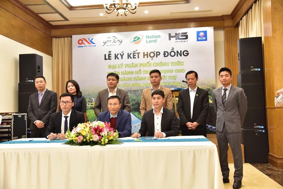 Lễ ký kết đại lý phân phối chính thức biệt thự tại Dự án Sân gôn, dịch vụ Yên Dũng - 2
Ông Hà Quang Hưng – Giám đốc Công ty Cổ phần QNK Bắc Giang ký kết với đại diện hai đơn vị phân phối