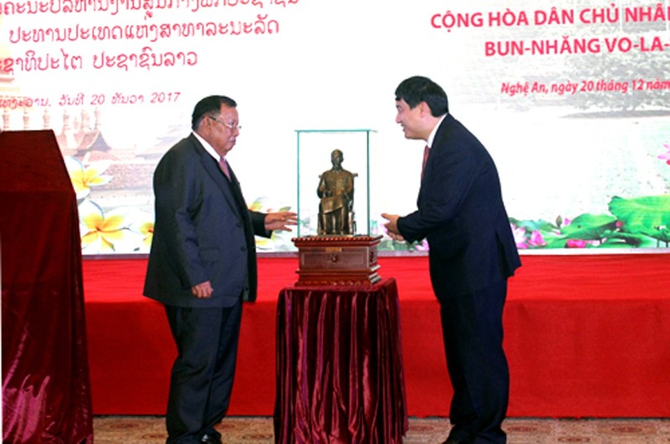 Tổng Bí thư, Chủ tịch nước CHDCND Lào thăm và làm việc tại Nghệ An - 4 Bí thư Tỉnh ủy Nguyễn Đắc Vinh trao tặng cho Tổng Bí thư, Chủ tịch nước CHDCND Lào Bounnhang Vorachith bức tượng Chủ tịch Hồ Chí Minh.