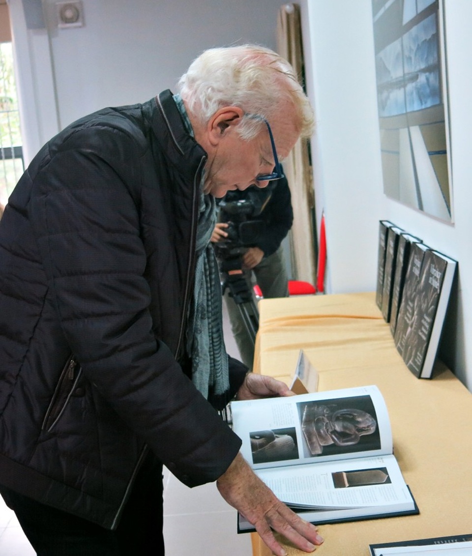 Âm vang của Đá - Những kiệt tác của Bảo tàng Điêu khắc Chăm Đà Nẵng - 2 Tập sách dày hơn 300 trang. tập hợp những bức ảnh đẹp, tiêu biểu trong bộ sưu tập về hiện vật điêu khắc Chăm và tóm lược những nghiên cứu về vương quốc Champa