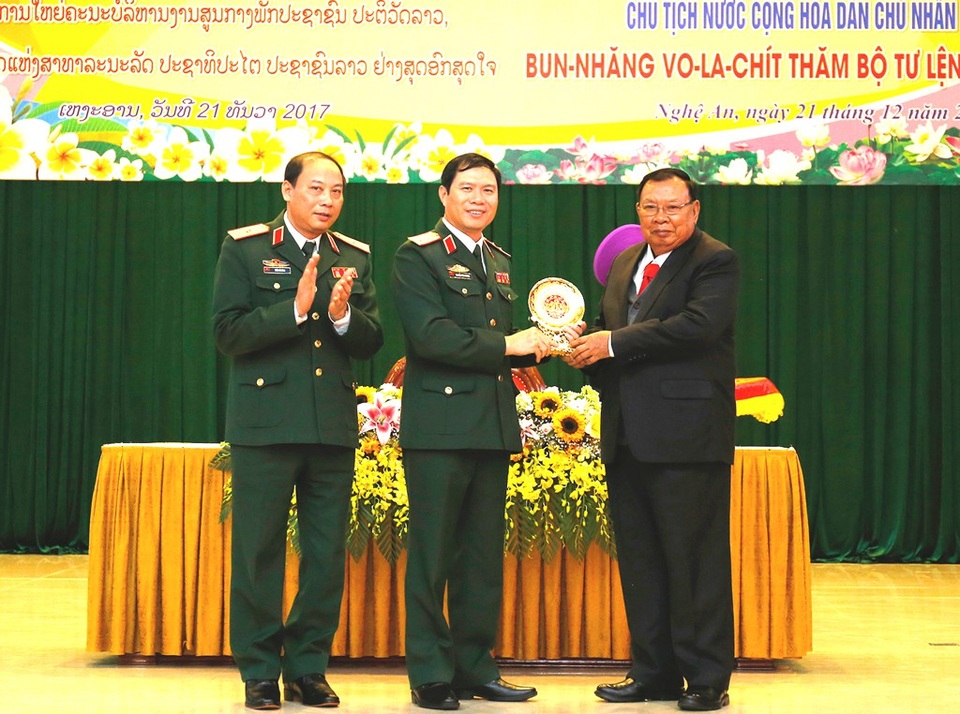 “Tình đoàn kết đặc biệt Lào - Việt Nam đã trở thành tài sản chung vô giá” - 3 Quân khu 4 tặng quà lưu niệm cho Tổng Bí thư, Chủ tịch nước CHDCND Lào Bounnhang Vorachith trong chuyến thăm và làm việc tại Nghệ An.