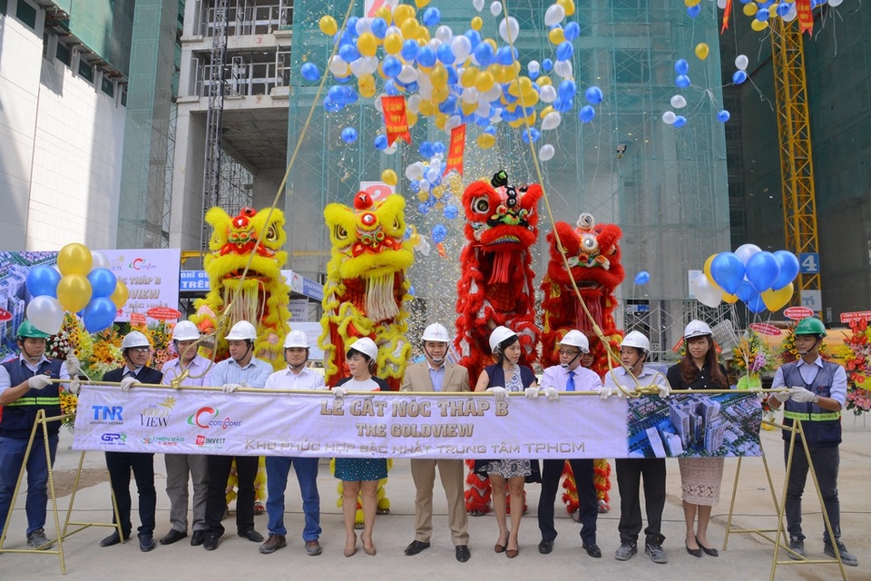 Tháp B khu phức hợp The GoldView chính thức được cất nóc - 2 Sự kiện này là minh chứng sống động cho việc TNR thực hiện đúng cam kết với khách hàng, là bước đệm để chủ đầu tư bàn giao căn hộ cho khách hàng vào quý 4 năm nay.